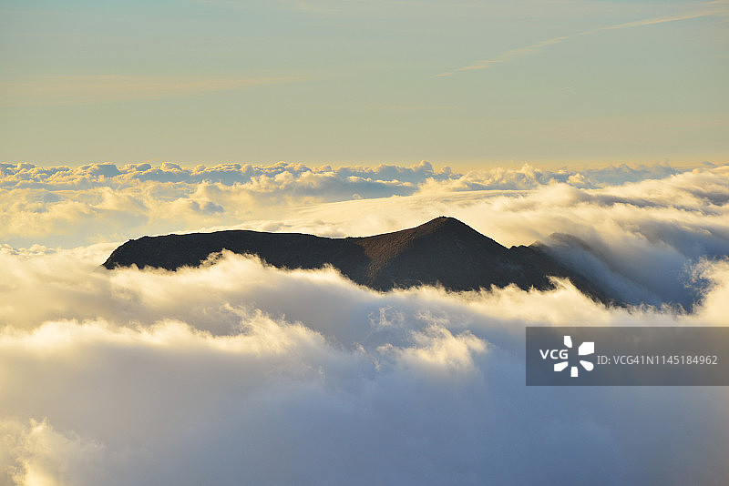 山峰从云海中升起图片素材