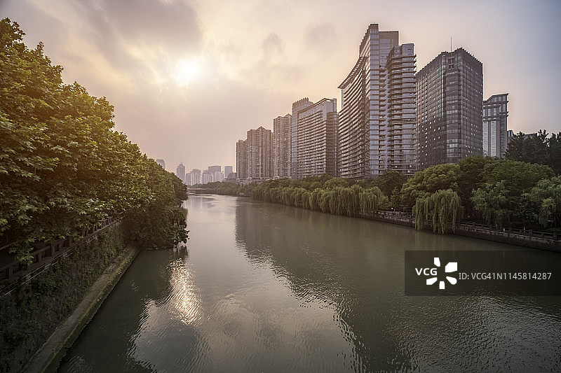 中国杭州，京杭大运河两岸的日落美景图片素材