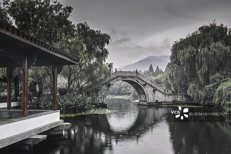 中国杭州西湖亭阁和中国石桥图片素材