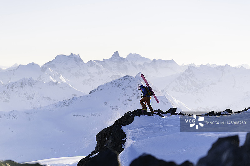 滑雪登山运动员向山顶前进图片素材