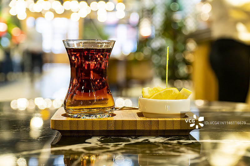 土耳其茶在传统玻璃木盘特写图片素材