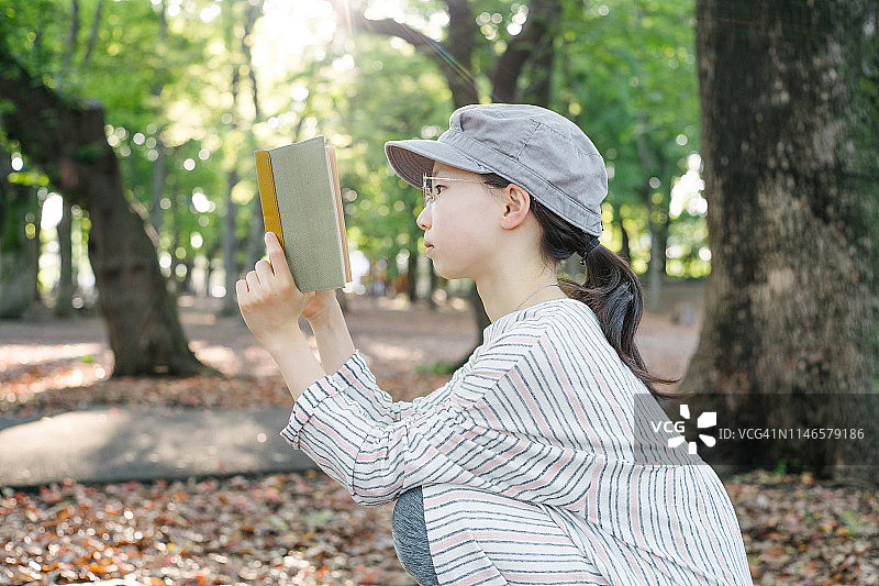 女孩在公园里看书图片素材