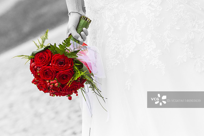 新娘手持婚礼花束的手。意大利图片素材