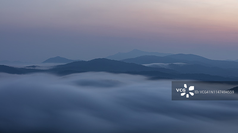 薄雾缭绕的山间晨曦图片素材