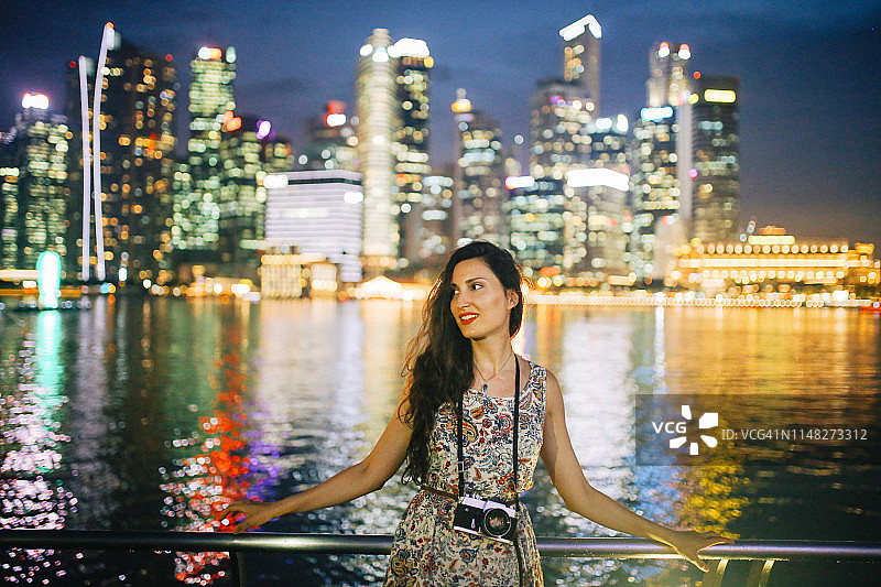 年轻时尚的新加坡单身女旅行者图片素材