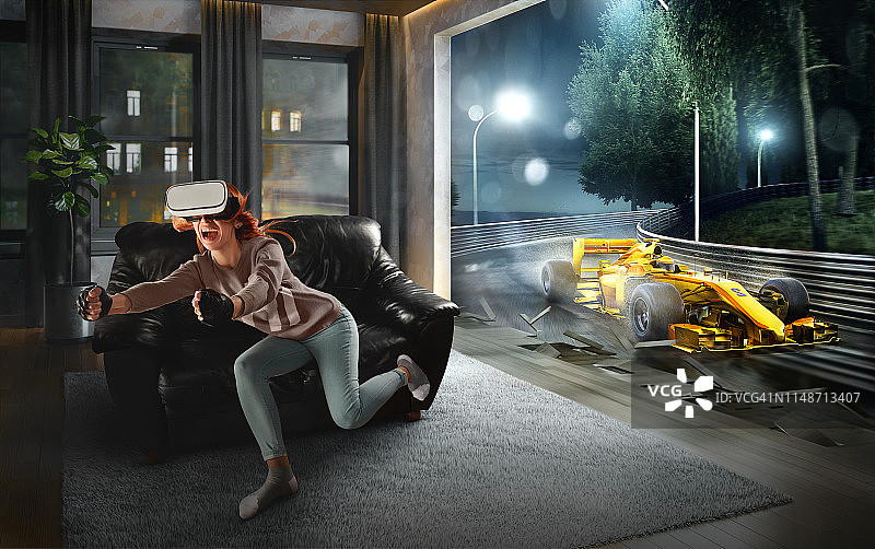 戴着VR眼镜的女人。赛道上赛车的虚拟现实图片素材