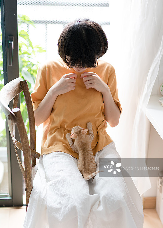 亚洲女性在家里玩猫图片素材