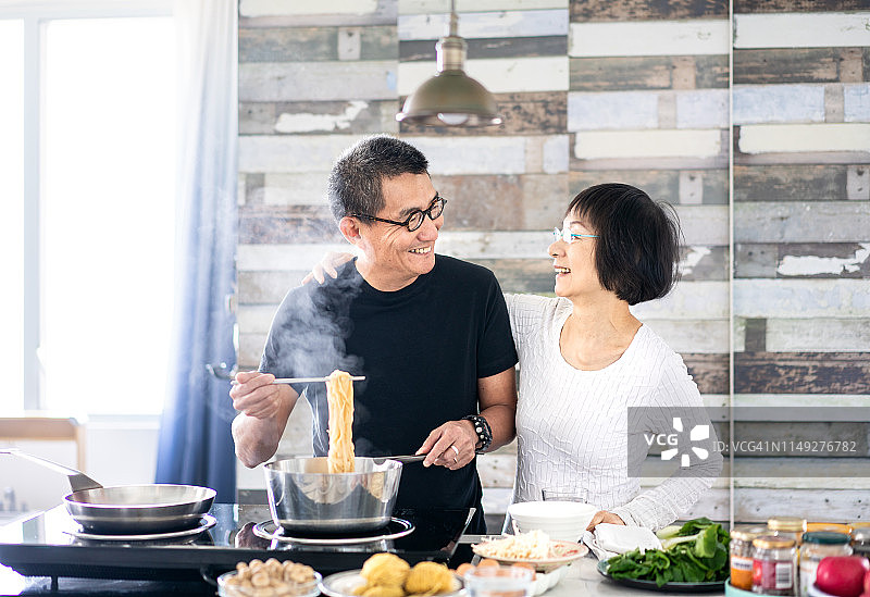 中国夫妇在家做饭图片素材