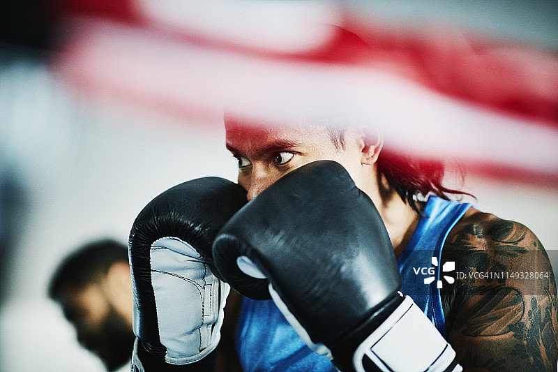 肖像的男性拳击手与手套，而工作在拳击馆的环图片素材