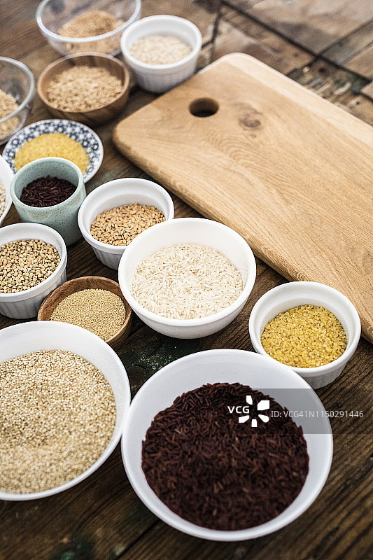 荞麦，红米，碾碎干，大米，苋菜，燕麦，大麦和斯佩尔特小麦图片素材