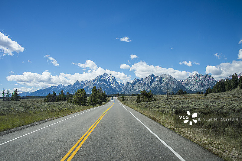 美国，怀俄明州，在大提顿国家公园的提顿山脉的道路图片素材