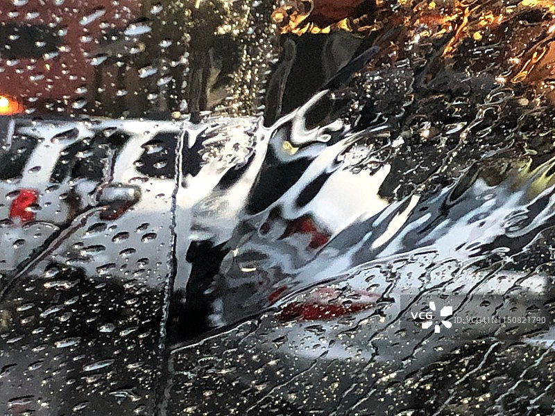 杰克逊霍尔怀俄明州的雨透过汽车挡风玻璃图片素材