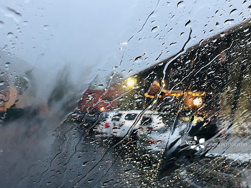 杰克逊霍尔怀俄明州的雨透过汽车挡风玻璃图片素材