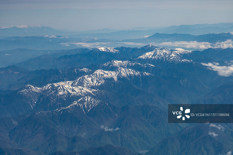 日本白雪皑皑的赤石山白天从飞机上鸟瞰图片素材