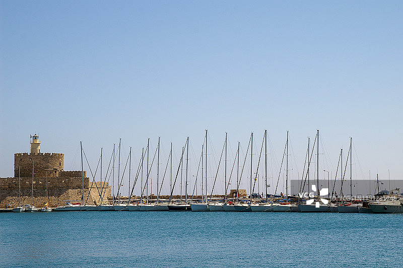 希腊罗德斯岛的罗德斯港入口图片素材