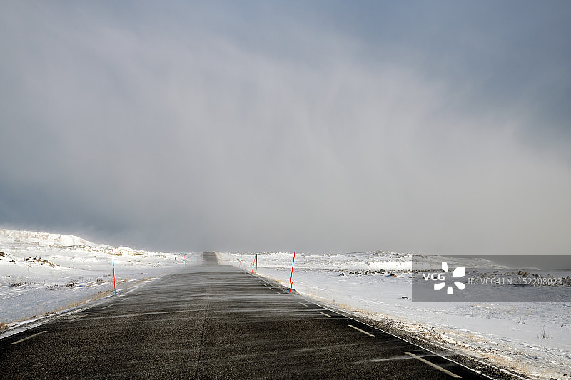 挪威北部科马格vær的冬季公路图片素材