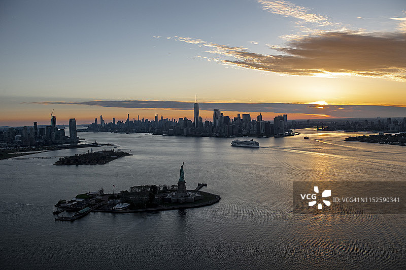 自由岛和曼哈顿下城，纽约，在黄金时间从直升机上拍摄图片素材