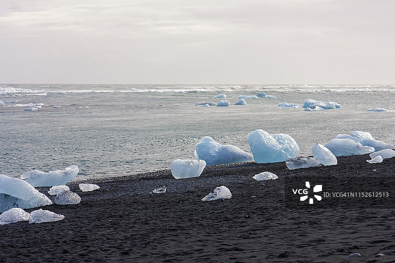 穆迪冰山被冲到黑沙滩，钻石海滩，冰岛。图片素材