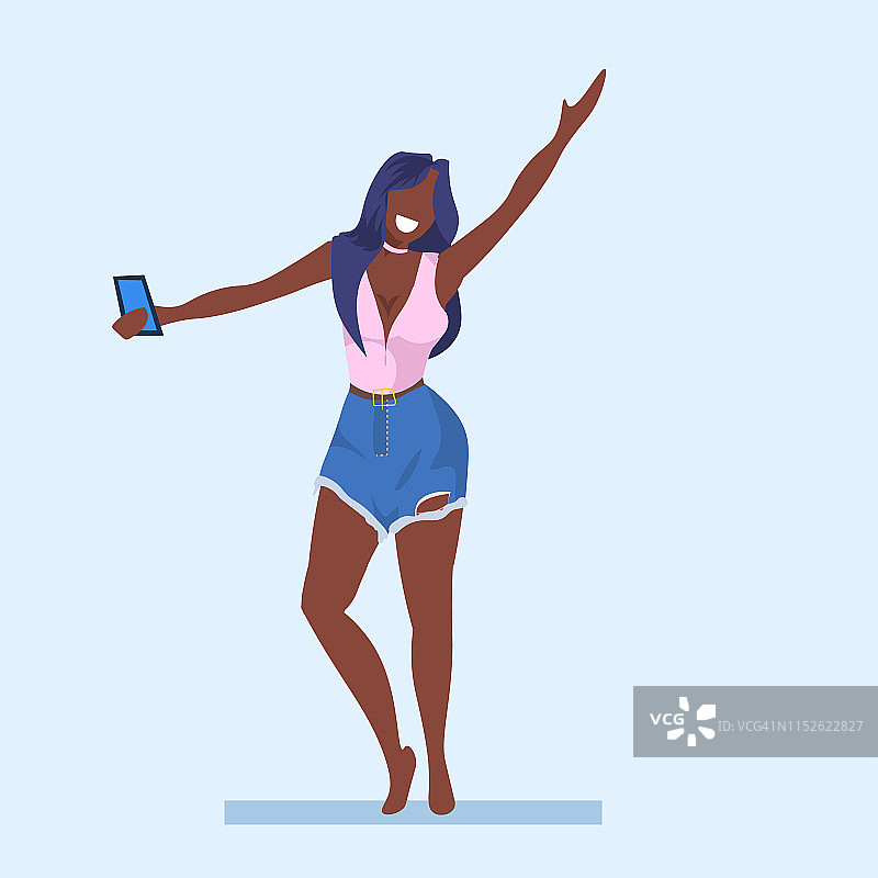 随便女人在智能手机相机上自拍年轻的非裔美国女孩举起手女性卡通人物摆平全长图片素材