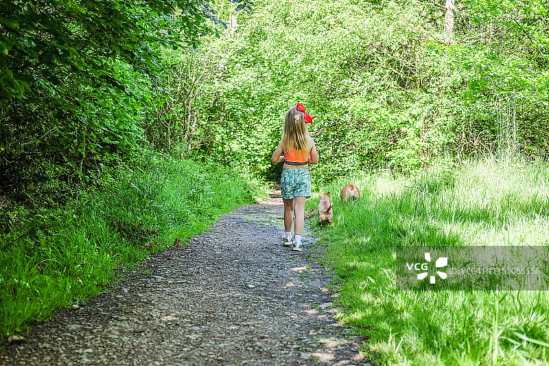 小女孩在森林里奔跑图片素材