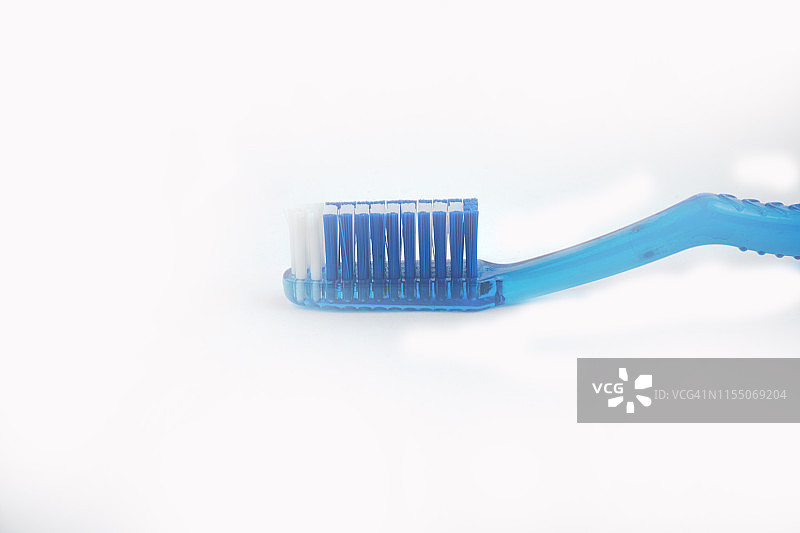 白色背景的蓝色塑料牙刷图片素材