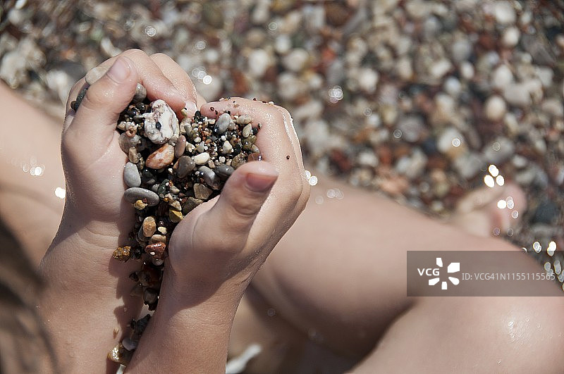 心形的小手在希腊罗兹岛的卵石海滩上图片素材
