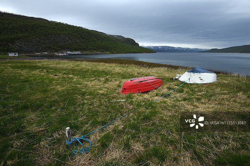 挪威北部芬马克县斯尤尔斯约克海岸的两艘划艇图片素材