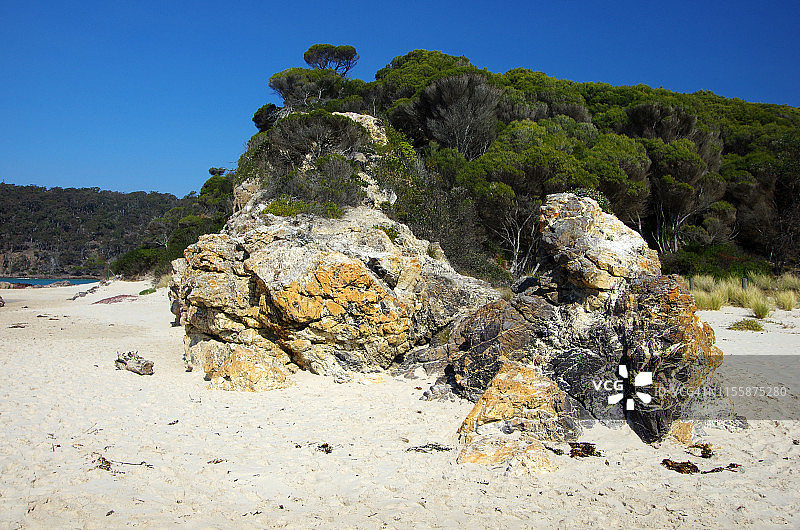 新南威尔士州帕巴拉河口附近的海滩上露出的岩石图片素材