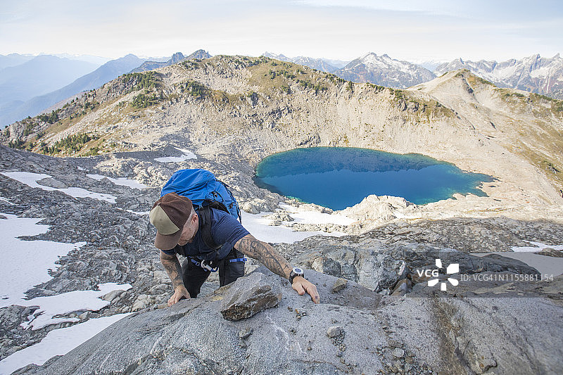 一名登山者攀登不列颠哥伦比亚省道格拉斯峰的岩石山脊。图片素材