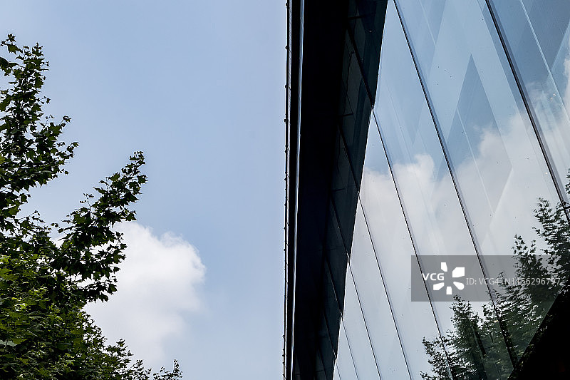 蓝天白云下的玻璃建筑图片素材