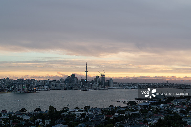 新西兰，奥克兰，天际线与天空塔在戏剧性的日落图片素材