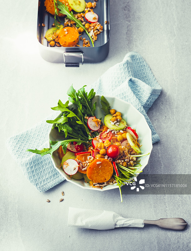 蔬菜戳碗，配斯佩尔特豆，鹰嘴豆，萝卜，芝麻菜沙拉和红薯图片素材