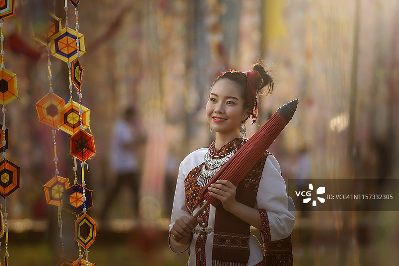 一个微笑的女人的肖像在传统泰国服装，泰国图片素材