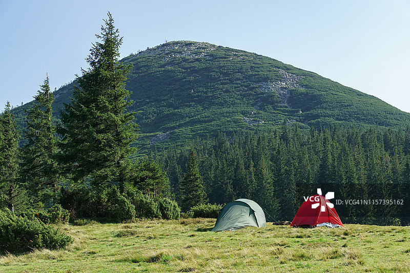 夏季景观与露营帐篷山谷。图片素材