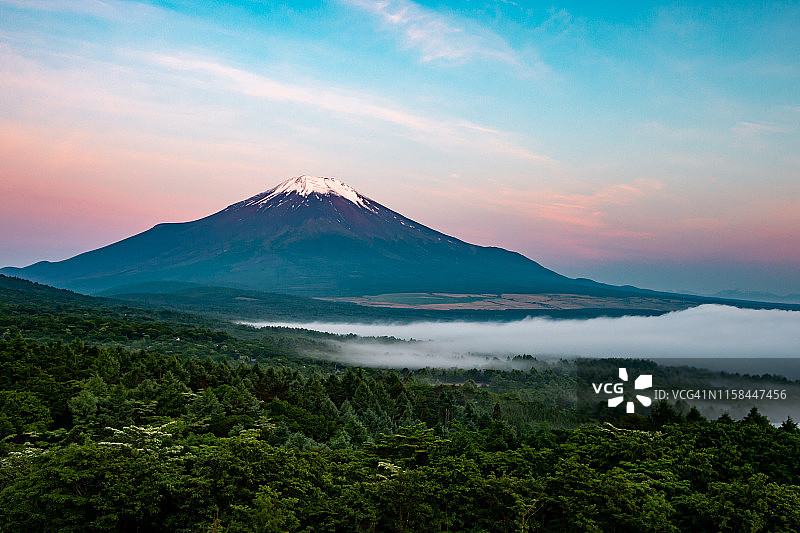 六月的富士黎明图片素材