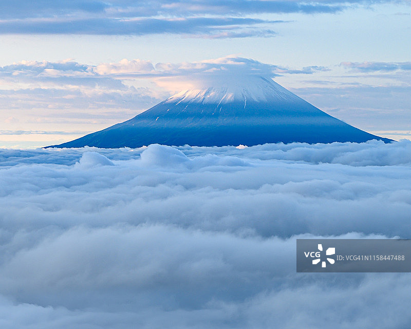 云海上的富士荚图片素材