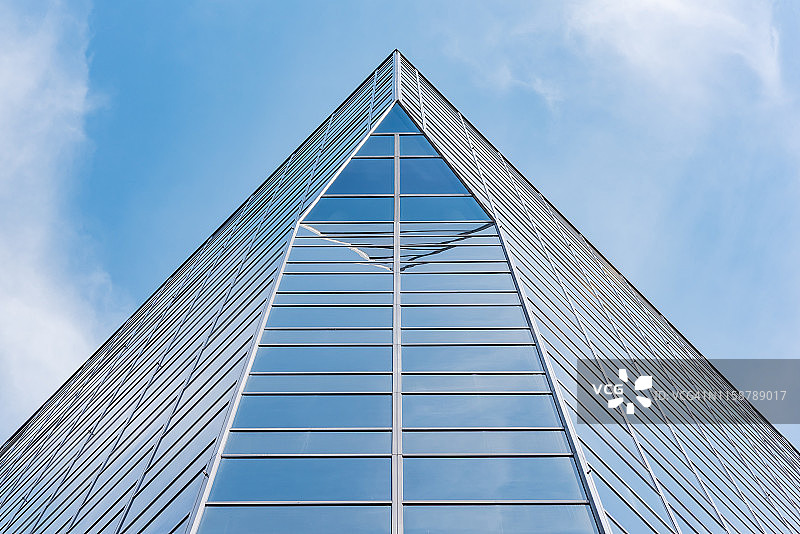 蓝天映衬下的现代玻璃建筑图片素材