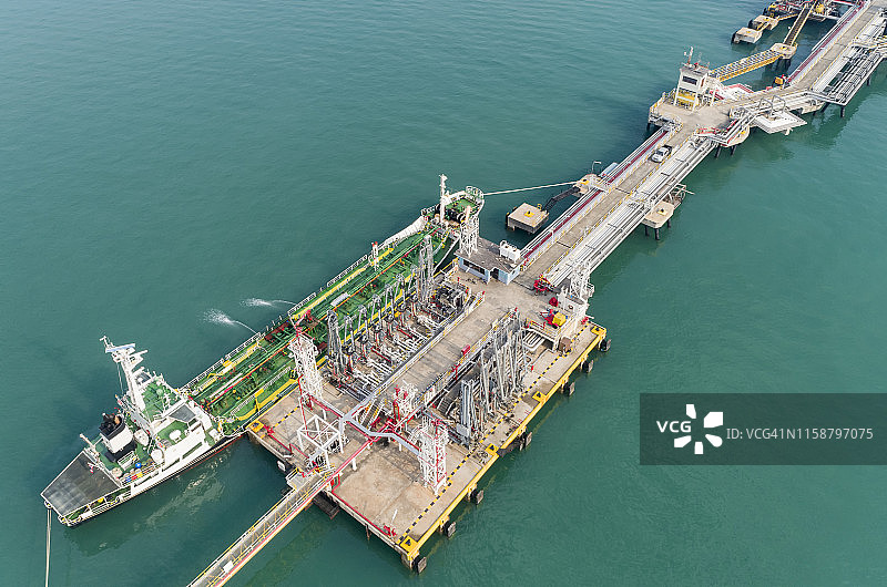 鸟瞰图油轮在装载码头装卸从海上炼油厂运输的石油。图片素材