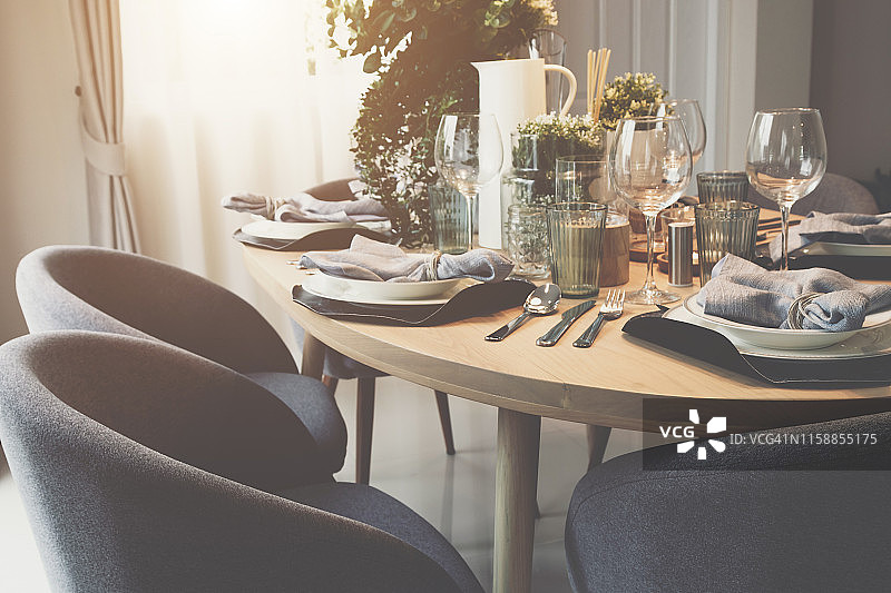 豪华餐具设置在餐厅。典雅的餐桌设置在复古风格的餐厅内部图片素材