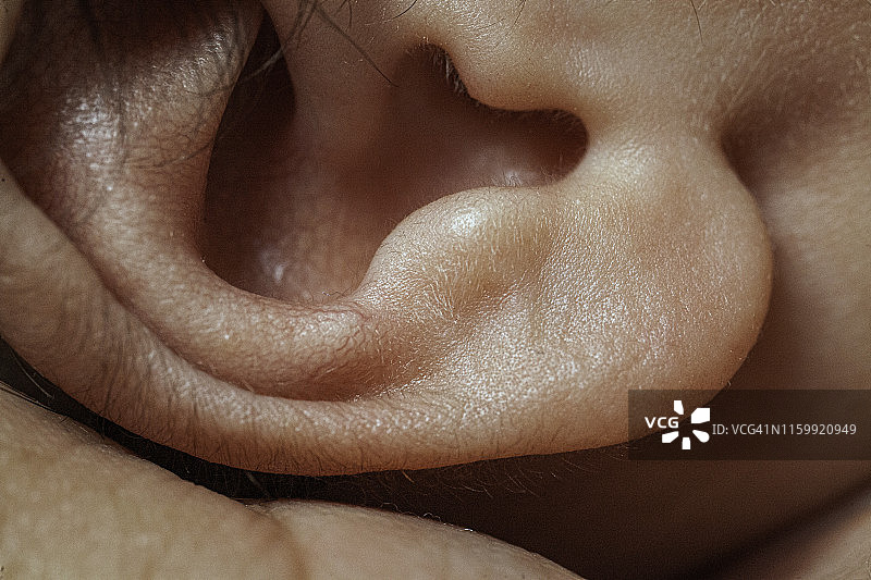 近距离的婴儿耳朵在微距图片素材