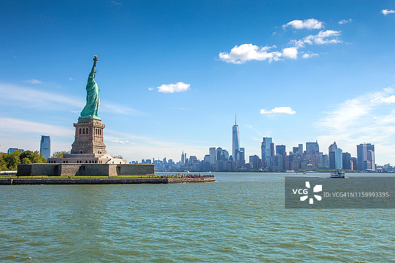 自由岛和自由女神像，背景是曼哈顿下城图片素材