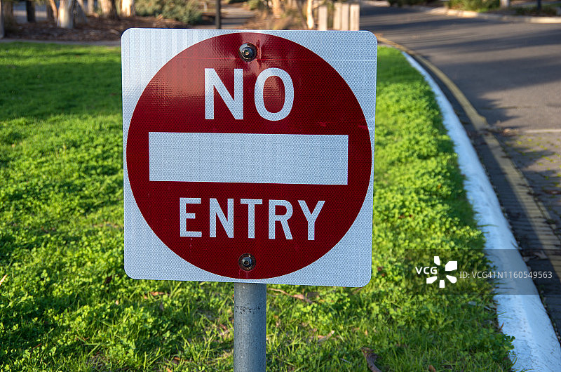 郊区“禁止入内”的道路警告标志图片素材