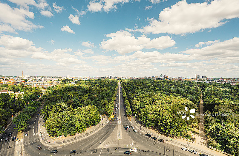 柏林现代城市绿色夏季天际线城市与交通和Cloudscape图片素材