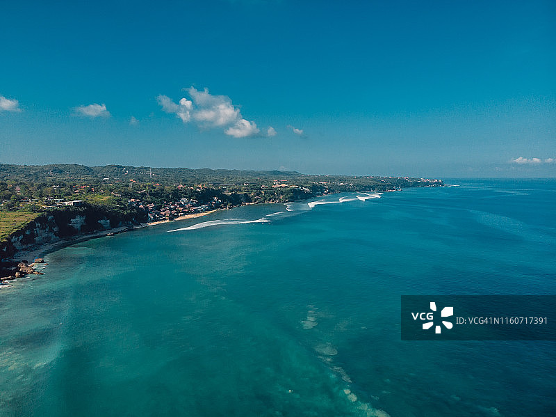 在巴厘岛的热带海滩和蓝色海洋的海岸线鸟瞰图图片素材