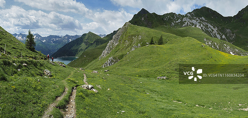 Alpe Piora 和 Lago Ritom 的两名徒步旅行者图片素材