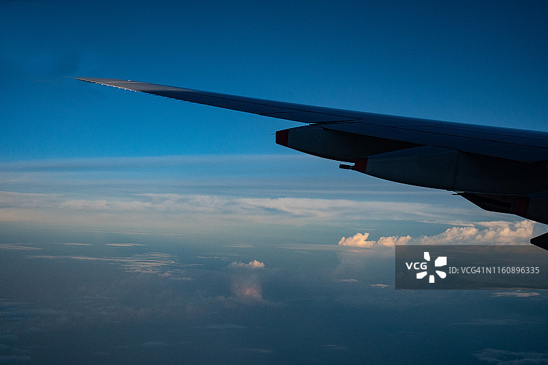 这架飞机在日落时从飞机上鸟瞰南海图片素材