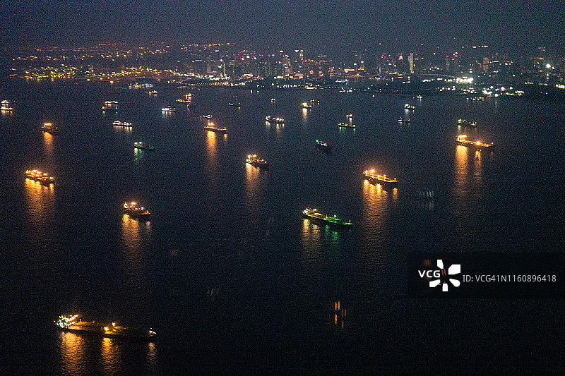 从飞机上鸟瞰新加坡海峡上的许多集装箱图片素材