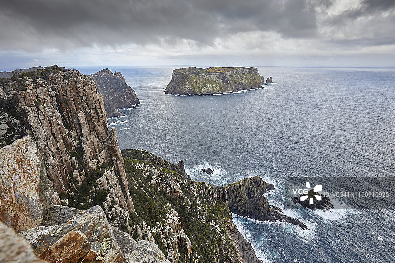 崎岖的海岸线景观和高海悬崖，塔斯马尼亚，澳大利亚图片素材