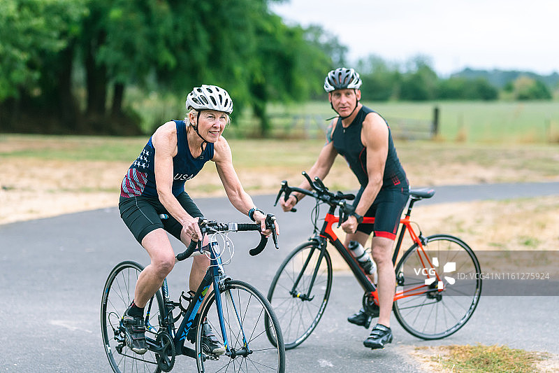 两名高级铁人三项运动员准备一起去骑自行车图片素材