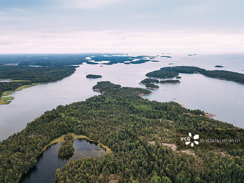 鸟瞰图蓝色的湖泊和绿色的森林在一个阳光明媚的夏天在潘达拉岛博物馆，芬兰图片素材